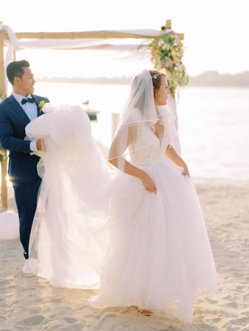 Eine Braut mit einem Brautstrauss in den Händen